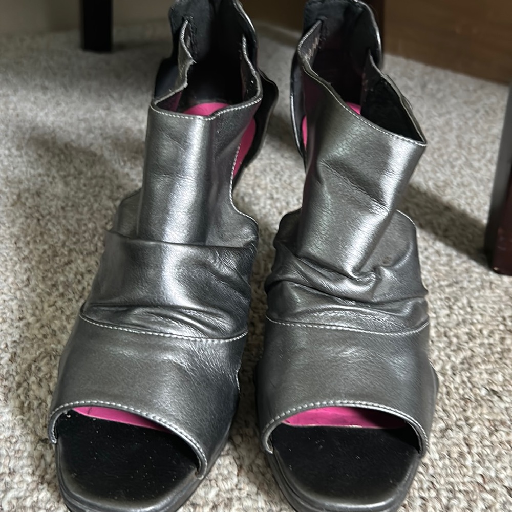 Womens heels size 8.5. Silver color